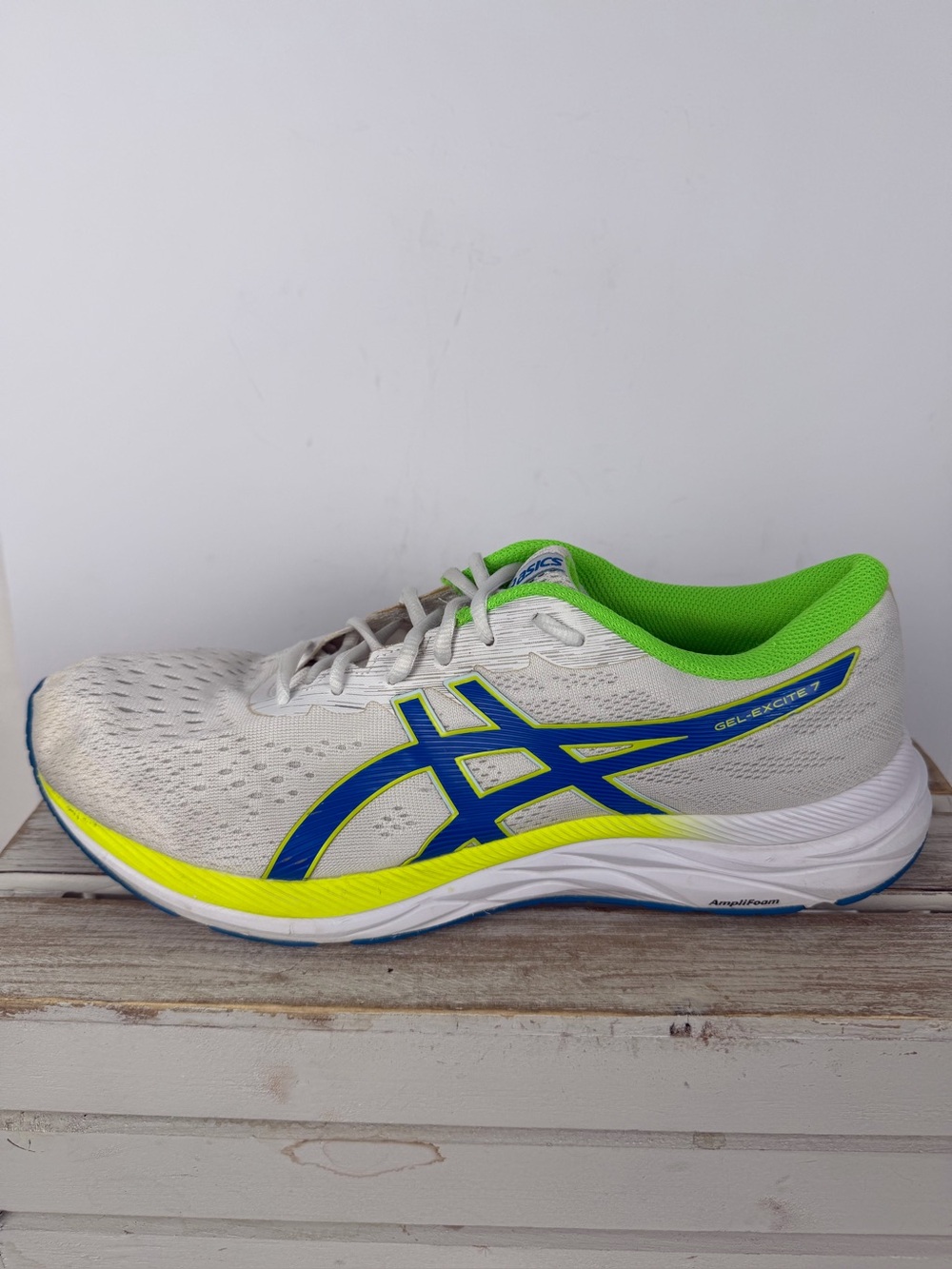 ASICS Gel-Excite 7 running shoe white and blue colorway with neon green Sz 11.5